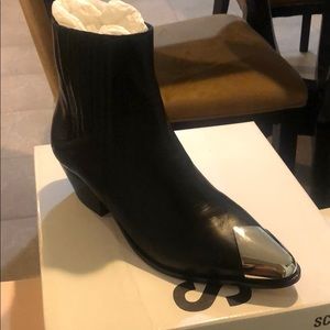 Schutz Luccyen cap toe bootie. BRAND NEW